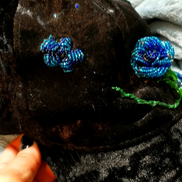 Black velvet baseball hat with blue beaded roses - Picture 3 of 8